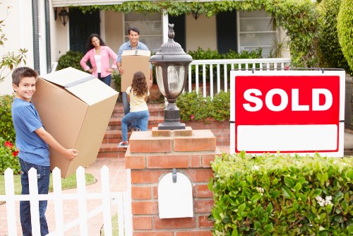 Removal van and packing support for a property move in Enfield